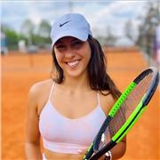Cours de tennis par enseignante diplômée du DES et coach sur le circuit
